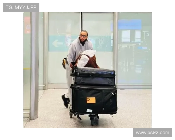 麦基抵京受热烈欢迎 亲自送签名暖心互动